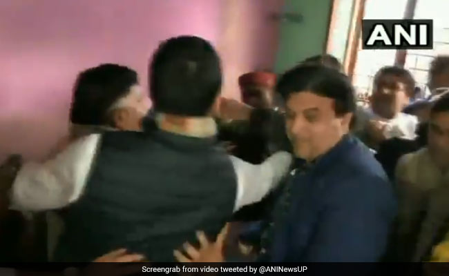 प्रियंका गांधी के सामने भिड़े कांग्रेस कार्यकर्ता, धक्का-मुक्की का VIDEO आया सामने