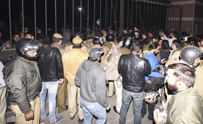 कैंपस में हुई हिंसा के बीच जेएनयू प्रशासन का आया बयान, कहा- सेमेस्टर रजिस्ट्रेशन का विरोध और समर्थन कर रहे छात्रों के बीच हुआ संघर्ष