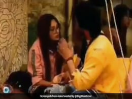 माहिरा शर्मा ने पारस छाबड़ा को मारा थप्पड़, ग़ुस्से से बेक़ाबू हुए 'संस्कारी प्लेबॉय'- देखें Video माहिरा शर्मा ने पारस छाबड़ा को मारा थप्पड़, ग़ुस्से से बेक़ाबू हुए 'संस्कारी प्लेबॉय'- देखें Video