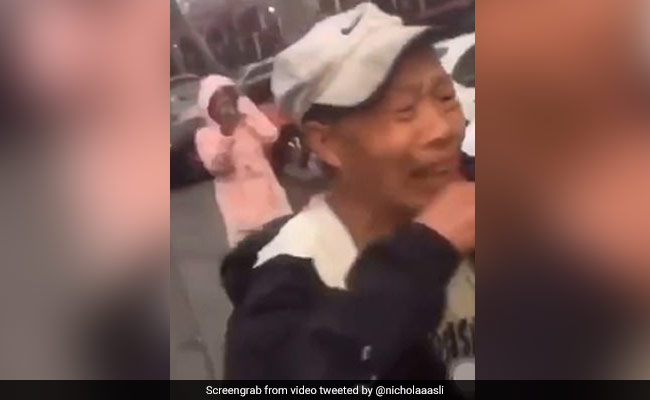 चुपचाप कूड़ा बीन रहा था शख्‍स, भीड़ ने गाली-गलौच करते हुए बुरी तरह पीटा, वायरल हुआ Video