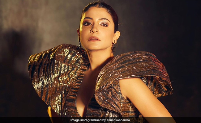 Anushka Sharma खुद के ही फोटोशूट की हुईं दीवानी, देखें Photos