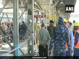 भोपाल रेलवे स्टेशन पर हादसा: ओवर ब्रिज का हिस्सा गिरा, 9 लोग घायल भोपाल रेलवे स्टेशन पर हादसा: ओवर ब्रिज का हिस्सा गिरा, 9 लोग घायल
