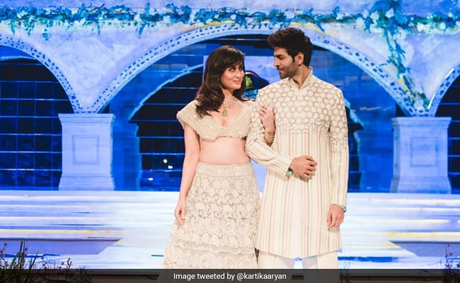<I>Jab</I> Kareena Kapoor And Kartik Aaryan Walked The Ramp Together