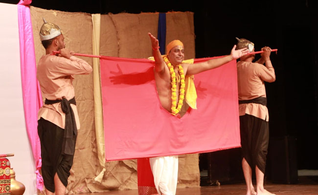 नाट्य समीक्षा : भारत रंग महोत्सव में आज के हालात का स्वाद देने वाले 'सुदामा के चावल'