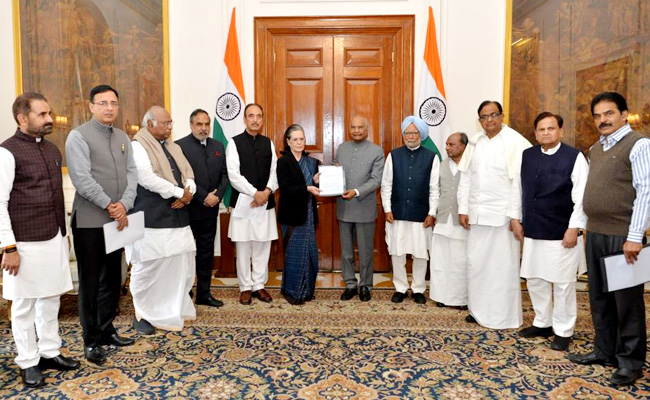 दिल्ली हिंसा : राष्ट्रपति से मिले कांग्रेस के नेता, 'राजधर्म' बचाने की अपील, अमित शाह को हटाने की मांग