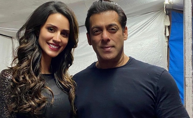 सलमान खान के साथ नजर आएंगी ब्राजील की यह एक्ट्रेस, मॉम के साथ वायरल हो चुका है ग्लैमरस Video