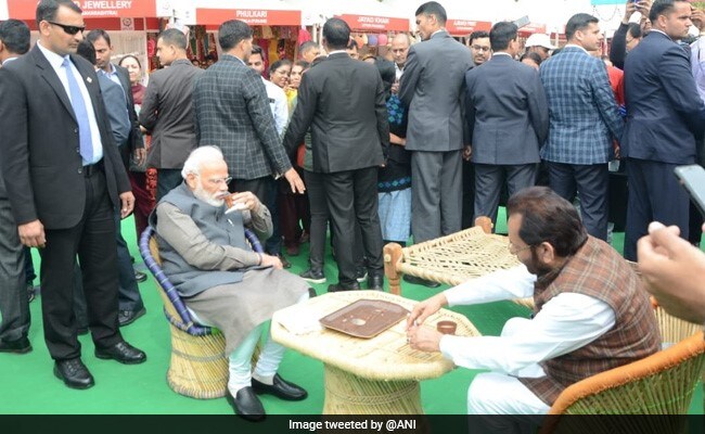 PM Enjoys Litti-Chokha, Kulhad Chai In Surprise Visit To Delhi Craft Fest Hunar Haat PM Enjoys Litti-Chokha, Kulhad Chai In Surprise Visit To Delhi Craft Fest Hunar Haat