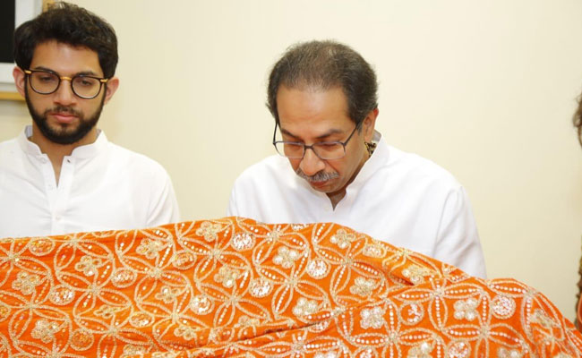 Uddhav Thackeray, Aaditya Thackeray Send "<i>Chadar</i>" To Ajmer Sharif