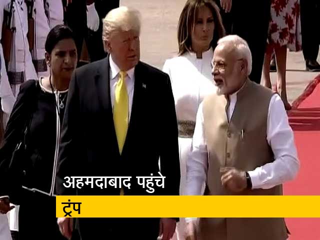 भारत पहुंचे डोनाल्ड ट्रंप, अहमदाबाद में पीएम मोदी ने किया स्वागत