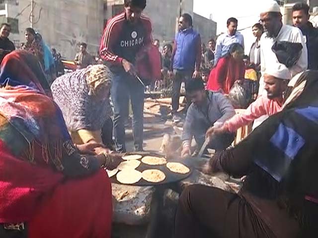 Women At Delhi's Shaheen Bagh Prepare 'Langar' After Voting