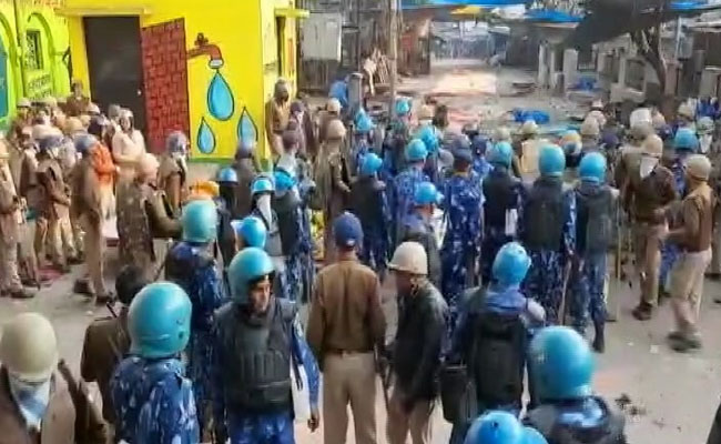 अलीगढ़ में CAA विरोधी प्रदर्शनकारियों और पुलिस की झड़प, टेंट लगाने की इजाजत को लेकर हंगामा