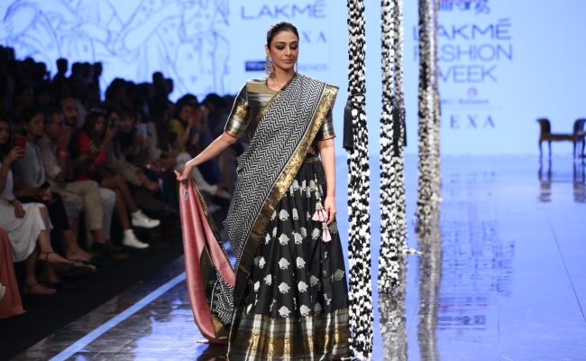 Tabu In A Black And Gold <i>Lehenga</i> Left Us Mesmerised On The Runway At Lakme Fashion Week