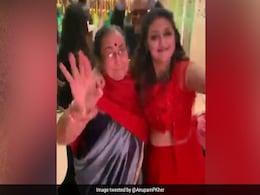 अनुपम खेर की मॉम ने दलेर मेंहदी के गाने पर किया धमाकेदार डांस, देखें Video अनुपम खेर की मॉम ने दलेर मेंहदी के गाने पर किया धमाकेदार डांस, देखें Video