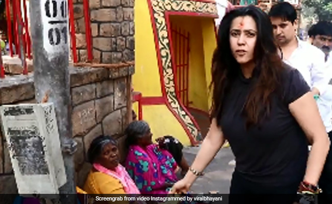 एकता कपूर ने गरीबों को इस तरह दिए केले, लोग बोले- उन्हें छूना नहीं चाहती तो...देखें Video