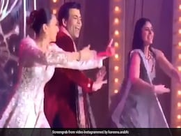 करीना कपूर और करिश्मा कपूर ने अपने डांस से फिर बांधा समां, रिसेप्शन पार्टी में 'बोले चूड़ियां' पर थिरकती आईं नजर करीना कपूर और करिश्मा कपूर ने अपने डांस से फिर बांधा समां, रिसेप्शन पार्टी में 'बोले चूड़ियां' पर थिरकती आईं नजर