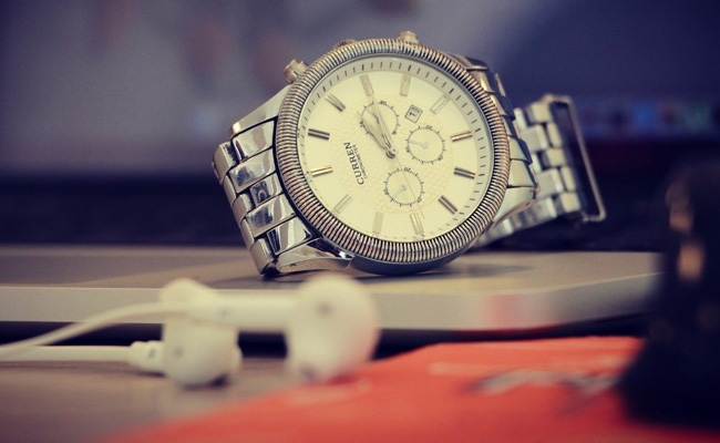 Amazon Sale: 9 Trendy Metallic Watches For Men For Upto 50% Off