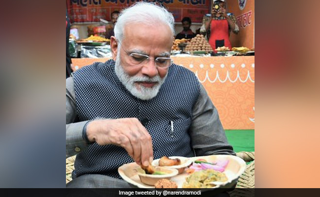 पीएम मोदी ने खाया लिट्टी-चोखा, साथ में पी कुल्हड़ वाली चाय, देखें Photo