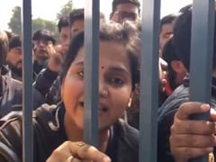 Auto Expo देखने पहुंची भारी भीड़ तो हुए इंतजाम फेल, बाउंसरों ने की मारपीट, CISF ने भांजी लाठियां