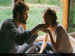 सारा अली खान को कार्तिक आर्यन ने अपने हाथों से खिलाया खाना, बोले- काफी दुबली हो गई हो...देखें Photo सारा अली खान को कार्तिक आर्यन ने अपने हाथों से खिलाया खाना, बोले- काफी दुबली हो गई हो...देखें Photo