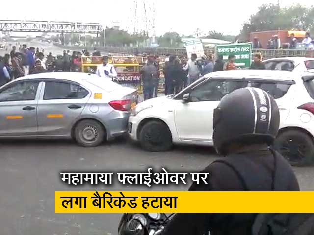 शाहीन बाग : हटाए गए महामाया फ्लाईओवर पर लगे बैरिकेड
