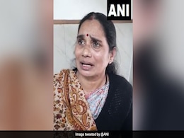 Nirbhaya Case: सुनवाई के दौरान रो पड़ीं निर्भया की मां, जज से बोलीं- हमेशा दोषियों को सुना जाता है हमें नहीं Nirbhaya Case: सुनवाई के दौरान रो पड़ीं निर्भया की मां, जज से बोलीं- हमेशा दोषियों को सुना जाता है हमें नहीं