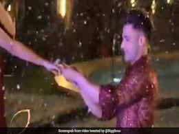 Bigg Boss 13 Grand Finale: बिग बॉस के सेट पर आसिम रियाज ने घुटने के बल बैठ हिमांशी खुराना को पहनाई अंगूठी...देखें वायरल Video Bigg Boss 13 Grand Finale: बिग बॉस के सेट पर आसिम रियाज ने घुटने के बल बैठ हिमांशी खुराना को पहनाई अंगूठी...देखें वायरल Video