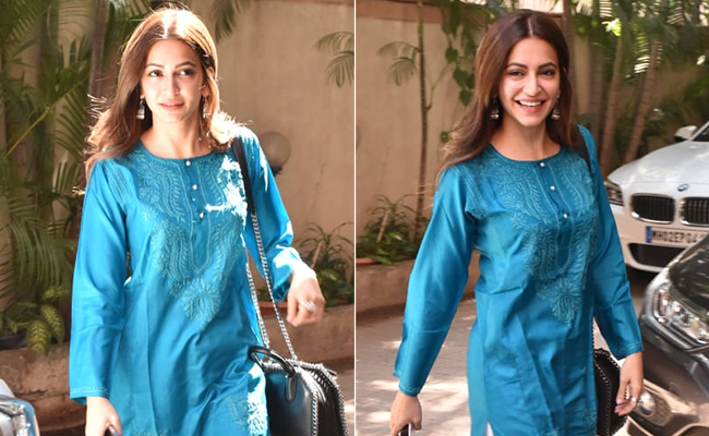In A Chic Blue <i>Kurta</i>, Kriti Kharbanda Effortlessly Nails Ethnic Style