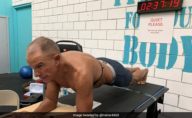 8 घंटे से ज्यादा देर तक Plank कर 62 साल के इस शख्स ने बनया नया वर्ल्ड रिकॉर्ड, देखें Video