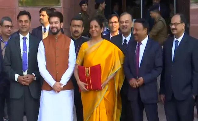 Budget 2020: वित्तमंत्री सीतारमण की पीली साड़ी ने खींचा सोशल मीडिया का ध्यान, लाल रंग के बस्ते में आम बजट