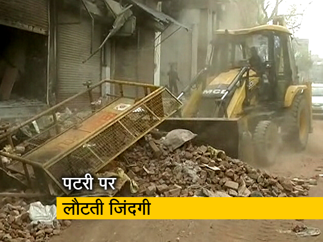 दिल्ली हिंसा के बाद काम पर निकले लोग, साफ-सफाई का काम जारी