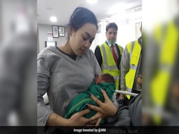 फ्लाइट में महिला को हुई प्रसव पीड़ा तो केबिन क्रू ने कराई डिलीवरी फ्लाइट में महिला को हुई प्रसव पीड़ा तो केबिन क्रू ने कराई डिलीवरी