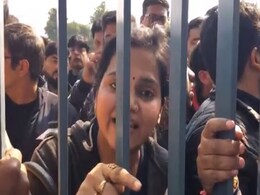 Auto Expo देखने पहुंची भारी भीड़ तो हुए इंतजाम फेल, बाउंसरों ने की मारपीट, CISF ने भांजी लाठियां Auto Expo देखने पहुंची भारी भीड़ तो हुए इंतजाम फेल, बाउंसरों ने की मारपीट, CISF ने भांजी लाठियां