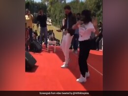 ऋतिक रोशन को डांस दिखाने स्टेज पर चढ़ गई लड़की, बोली- आपके वजह से मेरे परिवार...Viral Video ऋतिक रोशन को डांस दिखाने स्टेज पर चढ़ गई लड़की, बोली- आपके वजह से मेरे परिवार...Viral Video