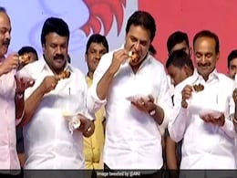 मुर्गे से कोरोना वायरस होने का बात फैली तो खौफ दूर करने के लिए तेलंगाना के मंत्रियों ने स्टेज पर खाया चिकन मुर्गे से कोरोना वायरस होने का बात फैली तो खौफ दूर करने के लिए तेलंगाना के मंत्रियों ने स्टेज पर खाया चिकन