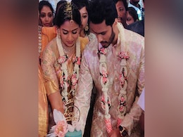 कर्नाटक: कोविड-19 के खतरे के बीच एचडी कुमारस्वामी के परिवार में हुई भव्य शादी, सोशल डिस्टेंसिंग की अनदेखी! कर्नाटक: कोविड-19 के खतरे के बीच एचडी कुमारस्वामी के परिवार में हुई भव्य शादी, सोशल डिस्टेंसिंग की अनदेखी!