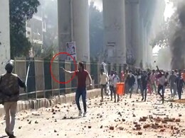 नागरिकता कानून को लेकर हुई हिंसा के दौरान दिल्ली में एक पुलिसकर्मी समेत 5 लोगों की मौत नागरिकता कानून को लेकर हुई हिंसा के दौरान दिल्ली में एक पुलिसकर्मी समेत 5 लोगों की मौत