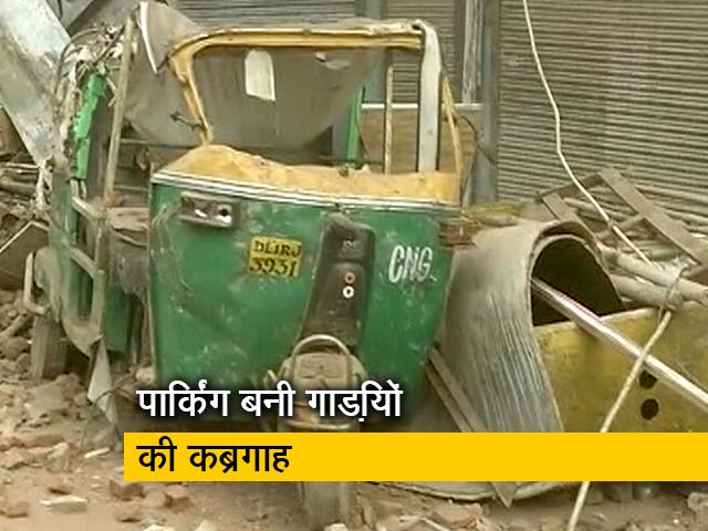 दिल्ली हिंसा : उपद्रवियों ने पार्किंग में खड़ी गाड़ियों को लगाई आग