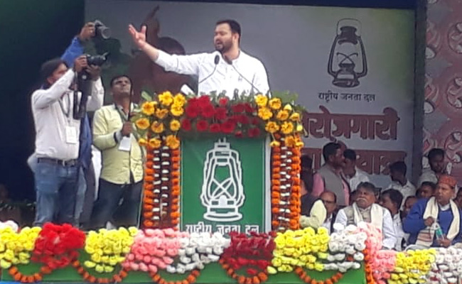 कोरोना संकट : तेजस्वी का बिहार में सुरक्षा उपकरणों की कमी को लेकर केंद्र पर निशाना, बोले- डॉक्टरों का सरकार के सामने गिड़गिड़ाना डराने वाला  