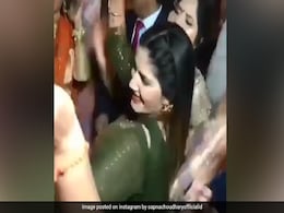 Sapna Choudhary 'तेरी आंख्या का यो काजल' बजते ही हुईं आउट ऑफ कंट्रोल, भीड़ में ही करने लगीं डांस- देखें Video Sapna Choudhary 'तेरी आंख्या का यो काजल' बजते ही हुईं आउट ऑफ कंट्रोल, भीड़ में ही करने लगीं डांस- देखें Video