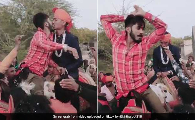 दूल्हे के मुंह में नोट दबाकर लड़के ने घोड़ी पर चढ़कर किया नागिन डांस, देखें TikTok Viral Video