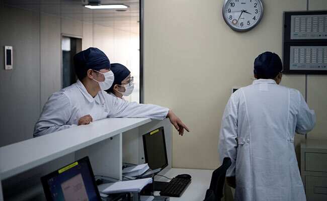 Coronavirus Update: चीन में कोरोनावायरस से मरने वालों की संख्या 2345 हुई, 5 डॉटरों की भी मौत, अब तक 76,288 मामले आए सामने 