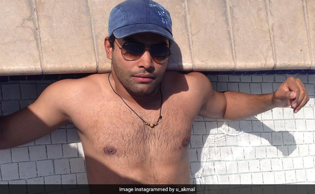 पाक क्रिकेटर उमर अकमल हुए फिटनेस टेस्ट में फेल तो गुस्से में उतारे कपड़े, बोले- 'कहां से मोटा हूं?'