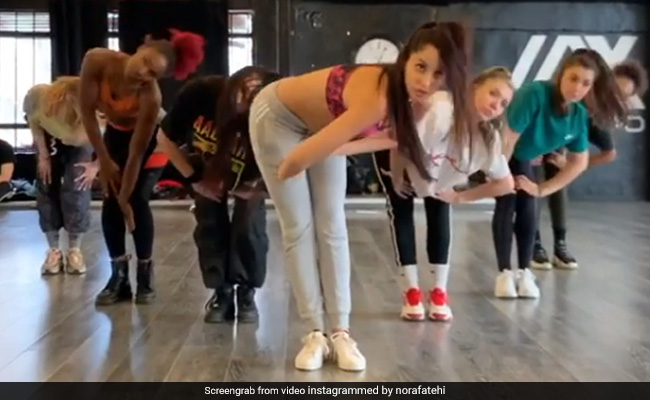 नोरा फतेही के डांस मूव्स ने मचाया धमाल, 7 लोगों के बीच भी अलग ही नजर आईं एक्ट्रेस- देखें Video