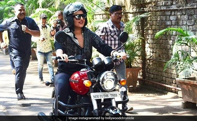 मुंबई की सड़कों पर बाइक चलाकर करीना कपूर के शो में पहुंची सोनाक्षी सिन्हा...देखें Video