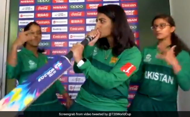 पाक महिला क्रिकेटर ने हाथ में बल्ला लेकर किया ऐसा, लोग बोले- 'आग लगा दी...' देखें Viral Video