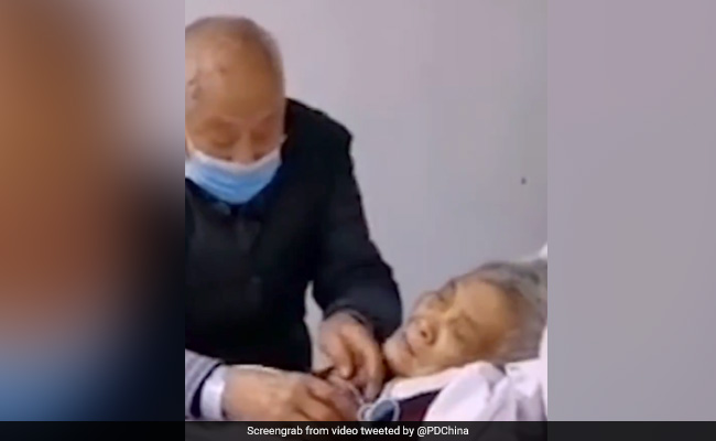 चीन: कोरोना वायरस से मरने वालों की संख्या 2236 हुई , 75,465 लोग हुए संक्रमित