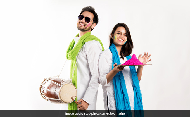 Holi 2020 Sale Offers: 10 Best White <i>Kurtas</i> for Men And Women To Buy Online