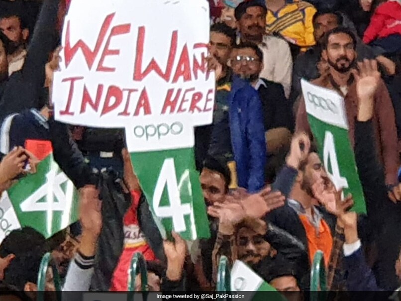 PSL 2020 के दौरान दिखे 'वी वांट इंडिया हियर' के पोस्टर तो फैन बोला, 'उन्हें RCB से आने को कहना चाहिए क्योंकि..'