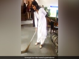 कैटरीना कैफ से अक्षय कुमार ने 'सूर्यवंशी' के सेट पर कहा कुछ ऐसा, एक्ट्रेस लगीं झाड़ू से मारने- देखें Video कैटरीना कैफ से अक्षय कुमार ने 'सूर्यवंशी' के सेट पर कहा कुछ ऐसा, एक्ट्रेस लगीं झाड़ू से मारने- देखें Video