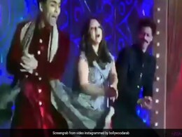 शाहरुख खान के साथ 'कजरा रे' पर डांस कर रही थीं गौरी खान, तभी मार दिया एक्टर को धक्का और फिर- देखें Video शाहरुख खान के साथ 'कजरा रे' पर डांस कर रही थीं गौरी खान, तभी मार दिया एक्टर को धक्का और फिर- देखें Video